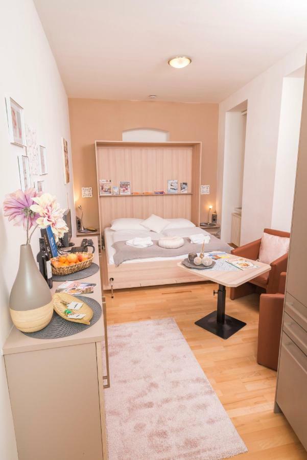 Tiny Hideaway Apartment Wina Bagian luar foto